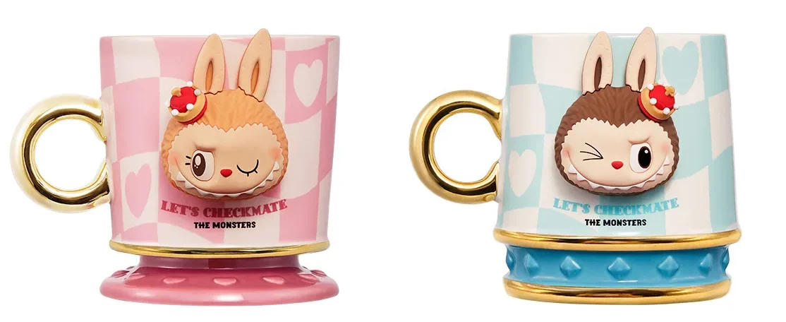 Labubu Let’s Checkmate Beker – Blauw & Roze | Artistieke Keramische Mok